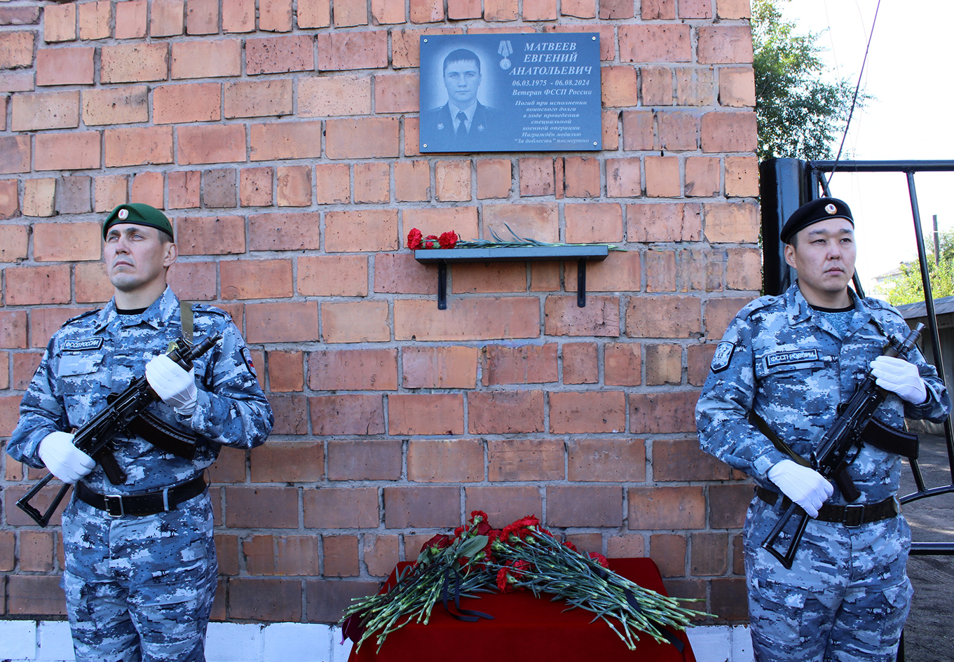 Хазнаа паза сӧбірезіне хынызын кӧзiткен Хазнаа паза сӧбірезіне хынызын кӧзiткен